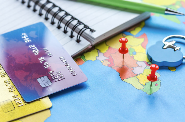 Frais bancaires à l'étranger : les vacances vous coûteront plus cher cette année